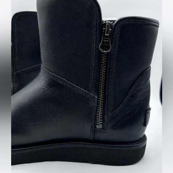 Uggs leather side zip sherpa lined SZ 9  . - Picture 13 of 16